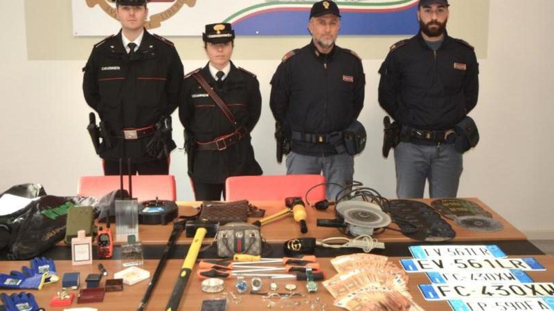 Folle inseguimento, auto di ladri in fuga ferisce 2 agenti: preso il conducente, è caccia ai complici