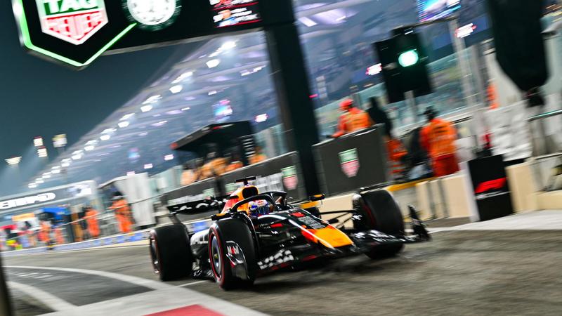 Mondiale all'ultimo respiro: Verstappen in pole ad Abu Dhabi, ma Norris c'è. La griglia di partenza: Leclerc in terza fila, disastro Hamilton