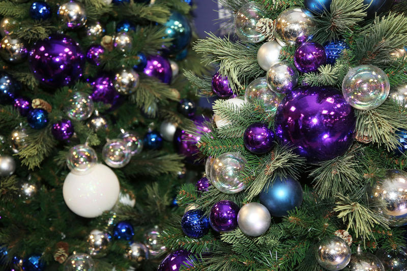 «Новогодние елки за месяц до праздника вызывают раздражение»: с каждым годом к Новому году россияне начинают готовиться все раньше