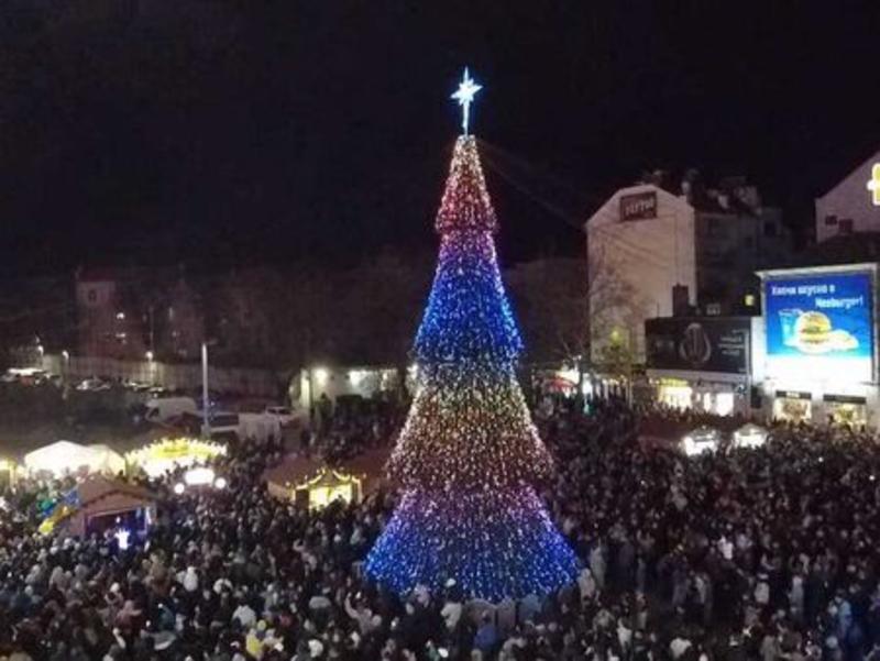 На живо във Флагман.бг: Хиляди са на пл. Тройката, Бургас ще грейне в коледни светлини