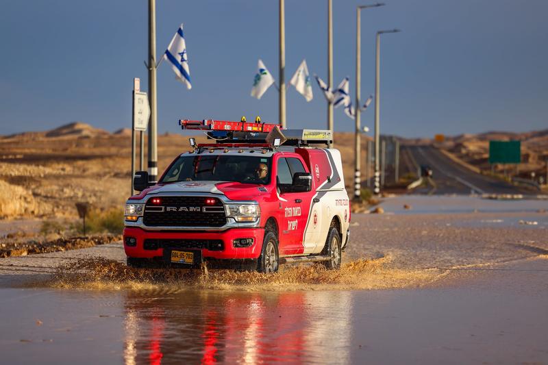 Police close all roads in and out of Eilat as flooding intensifies Police close all roads in and out of Eilat as flooding intensifies