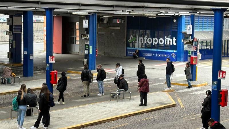 La scusa della sigaretta, poi l’agguato del branco: coppia di 18enni picchiata dai “maranza” all’autostazione di Pavia