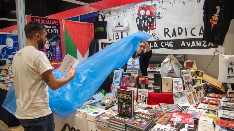Protesta a ‘Più libri Più liberi’, stand coperti e grida. L’editore di Passaggio al bosco: “Non siamo un movimento politico” / Protesta a ‘Più libri Più liberi’, stand coperti e grida. L’editore di Passaggio al bosco: “Non siamo un movimento politico” /