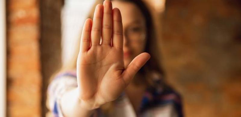 Precisamos educar nossos meninos: a urgência de lei contra a misoginia