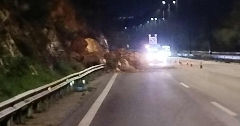 Πτώση βράχων στη λεωφόρο Αθηνών στο ύψος του Χαϊδαρίου Πτώση βράχων στη λεωφόρο Αθηνών στο ύψος του Χαϊδαρίου