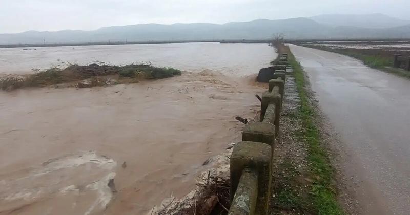 Κακοκαιρία Byron: Δρόμοι... ποτάμια μετά την υπερχείλιση του Ενιπέα Κακοκαιρία Byron: Δρόμοι... ποτάμια μετά την υπερχείλιση του Ενιπέα
