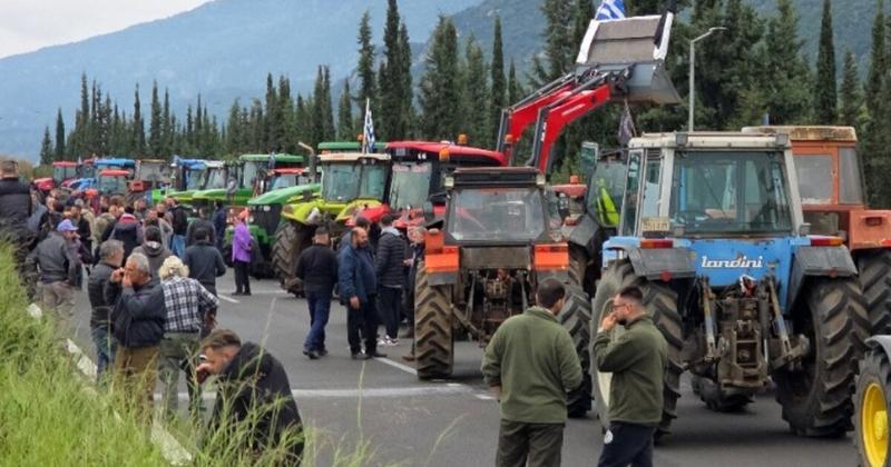 Αγρότες μπλοκάρουν την Εθνική Οδός Αθηνών–Λαμίας - Εκατοντάδες τρακτέρ ξεχύνονται στον Μπράλο Αγρότες μπλοκάρουν την Εθνική Οδός Αθηνών–Λαμίας - Εκατοντάδες τρακτέρ ξεχύνονται στον Μπράλο