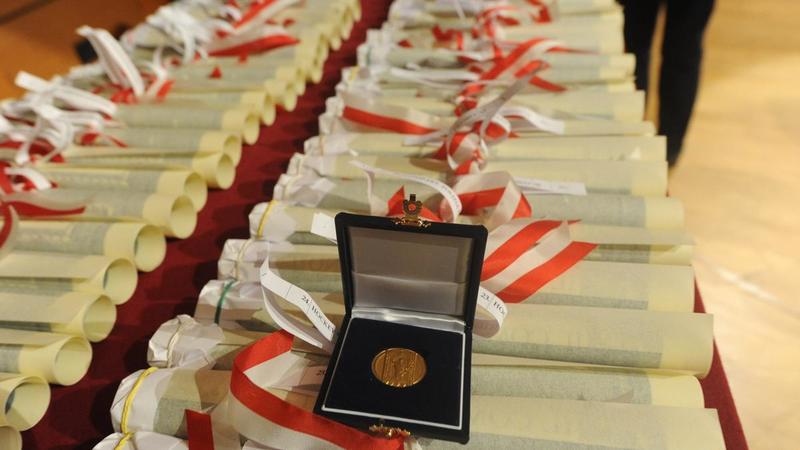 Ambrogini, la cerimonia oggi al Dal Verme: ecco tutti i premiati. Medaglie a Enrico Mentana, ai carabinieri, a Jo Squillo e ai milanesi “della porta accanto”