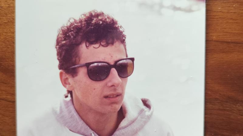 Gianluca Bertoni, ucciso nel 1990 e gettato nel lago Maggiore: 35 anni dopo chi lo ha sequestrato e massacrato non ha ancora un nome. I genitori: “Vogliamo giustizia per nostro figlio”