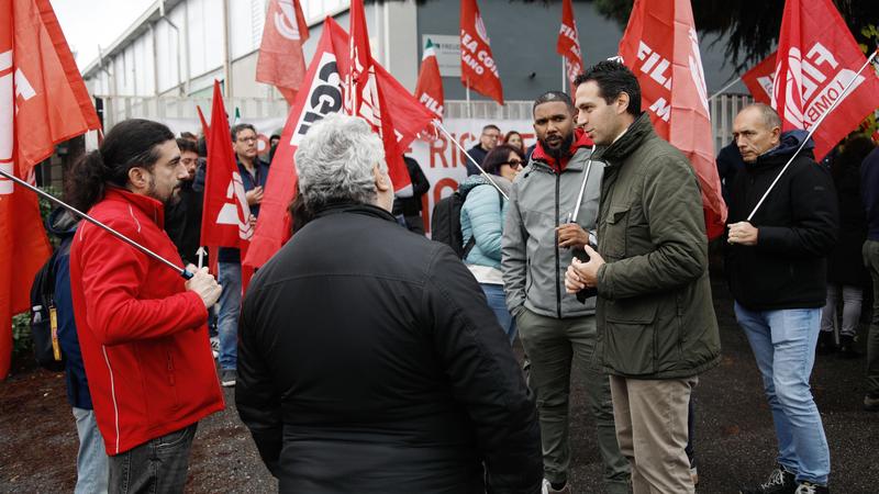 Il futuro incerto della Freudenberg di Rho: ora il presidio dei 42 lavoratori a rischio si sposta in Germania