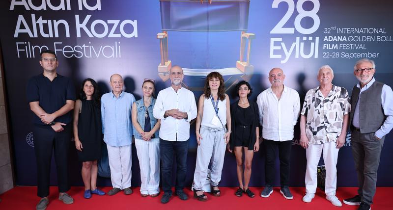 Hayatının en büyük sürprizi senin için bırakılmış tekinsiz bir kitapta saklı… Hayatının en büyük sürprizi senin için bırakılmış tekinsiz bir kitapta saklı…