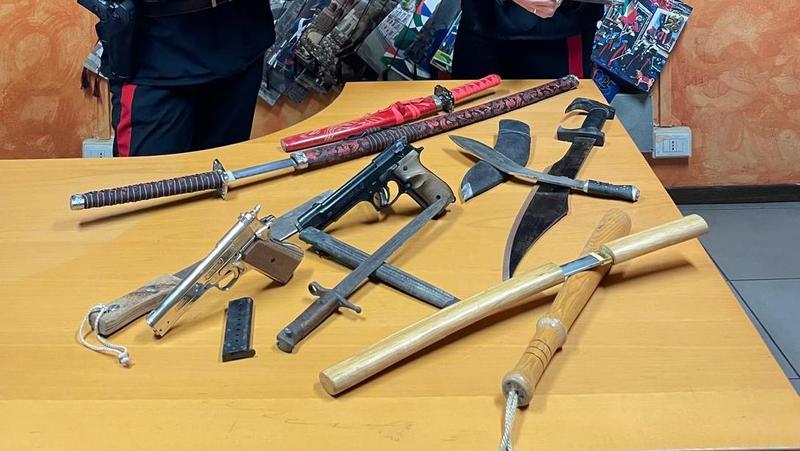 Erbusco, arrestato per stalking: a casa i carabinieri trovano pistole e katane