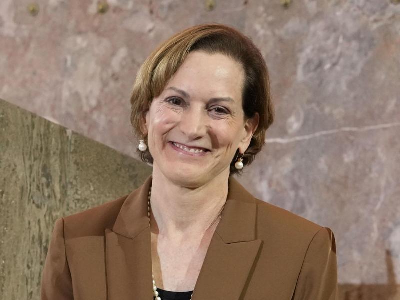 Anne Applebaum: «La Strategia per la sicurezza nazionale firmata da Trump è il suicidio degli Stati Uniti. Lui? Stanco, confuso e forse malato»