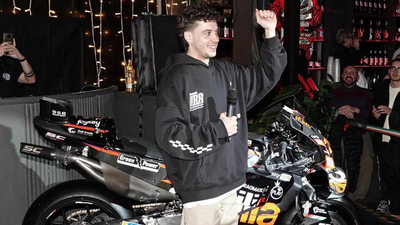 Bagno di folla per Bezzecchi: 500 fan in pista al Rockisland. “Sono felice”