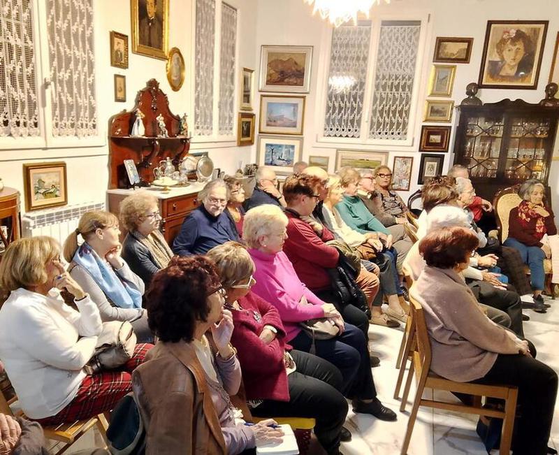 A Livorno c'è una prof che fa incontri letterari nel salotto di casa: «Per incontrarsi e parlare di cultura» A Livorno c'è una prof che fa incontri letterari nel salotto di casa: «Per incontrarsi e parlare di cultura»