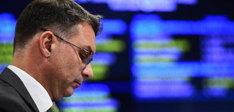 A opção por Flávio Bolsonaro: entre o desespero e o desastre