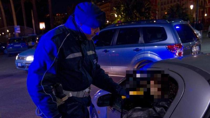 Livorno, travolge un passante in scooter lungo viale Alfieri: guidava senza documenti Livorno, travolge un passante in scooter lungo viale Alfieri: guidava senza documenti