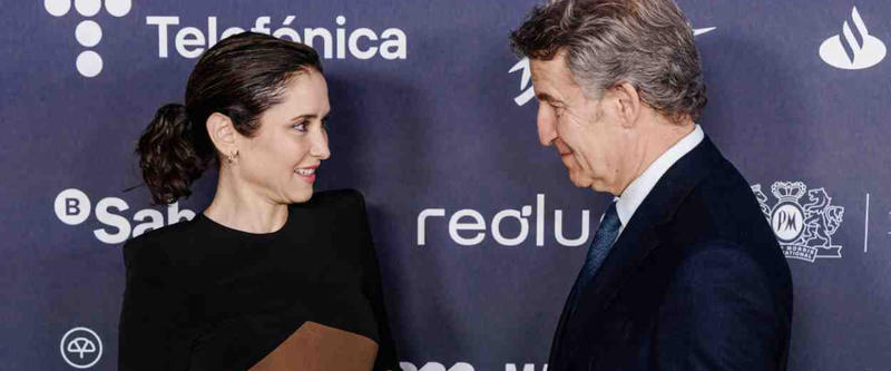 La tournée de Ayuso y Feijóo agasajando a los medios de derechas: “Ganarían el premio Pulitzer”