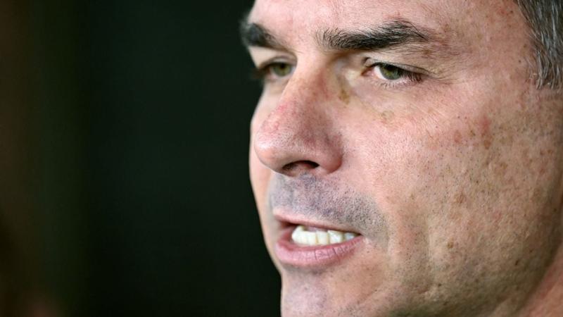 A opção por Flávio Bolsonaro: entre o desespero e o desastre