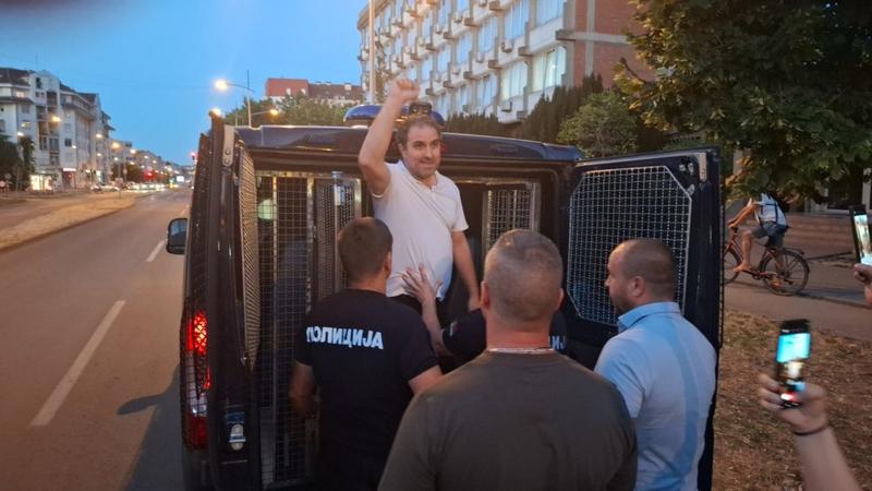 „Beskrajno nam nedostajete, na fakultetu i na ulici“: Skup podrške profesoru Radivoju Jovoviću, on na terasu izašao sa crvenom maramom preko usta „Beskrajno nam nedostajete, na fakultetu i na ulici“: Skup podrške profesoru Radivoju Jovoviću, on na terasu izašao sa crvenom maramom preko usta