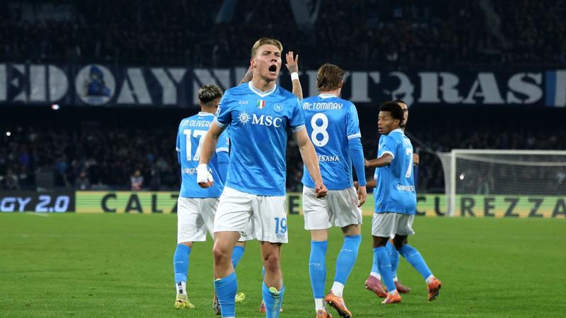 Il Napoli di Conte cancellala Juve di Spalletti, risponde all'Inter e si riprende la vetta (in attesa del Milan) Il Napoli di Conte cancellala Juve di Spalletti, risponde all'Inter e si riprende la vetta (in attesa del Milan)