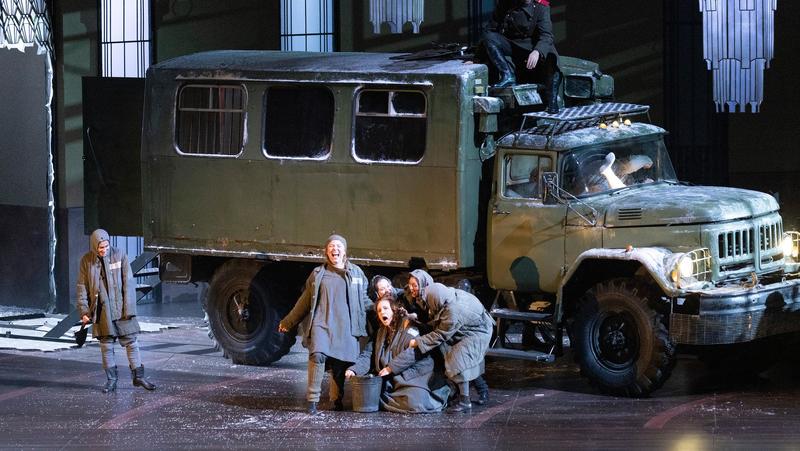 Prima della Scala, 11 minuti di applausi. Lady Macbeth conquista tutti: “Un riconoscimento al coraggio di Chailly” /