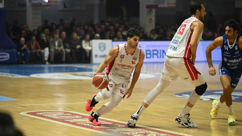 Vuelle, impresa sfiorata a Brindisi. I biancorossi reggono l’urto per 40’ e vengono superati all’ultima curva. La Valtur opera il riaggancio in vetta