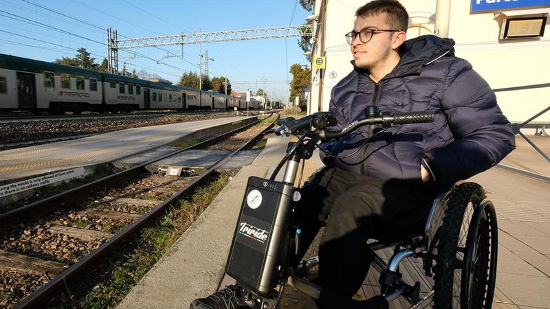 Villasanta, colpo basso al campione di handbike: “Mi hanno rubato la carrozzina: senza ho perso la mia autonomia”