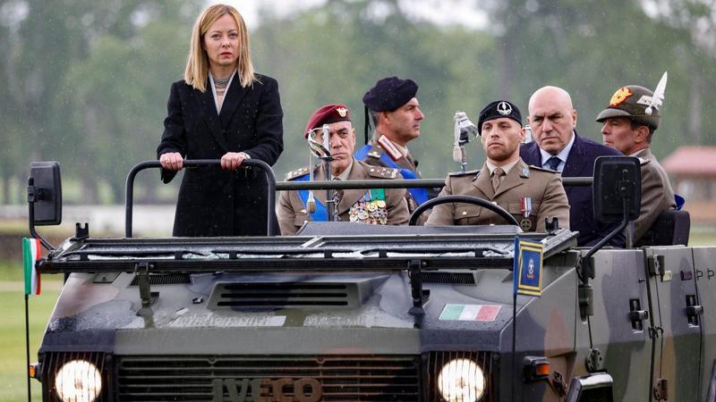 Come sarà l’esercito del futuro. Crosetto lavora alla riforma: più militari e meglio pagati. Il generale Tricarico: “Apriamo agli immigrati”