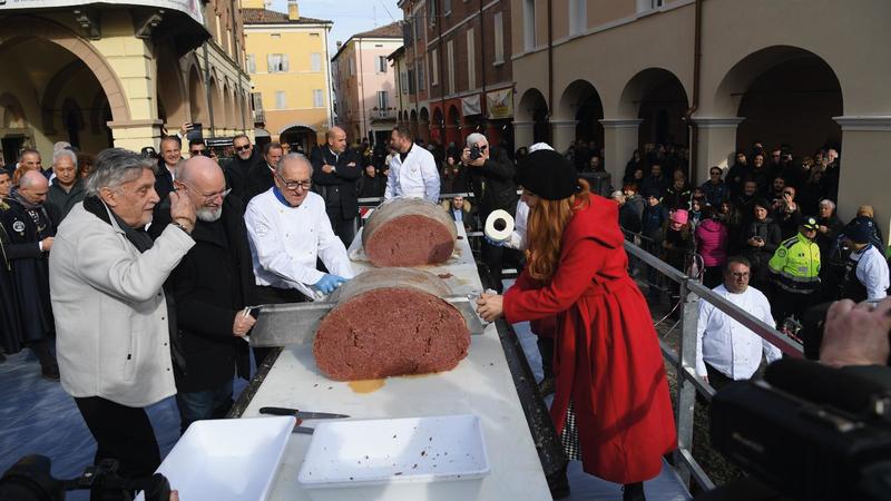 Superzampone da 700 chili offerto gratis a tutti: in piazza il trionfo della gastronomia