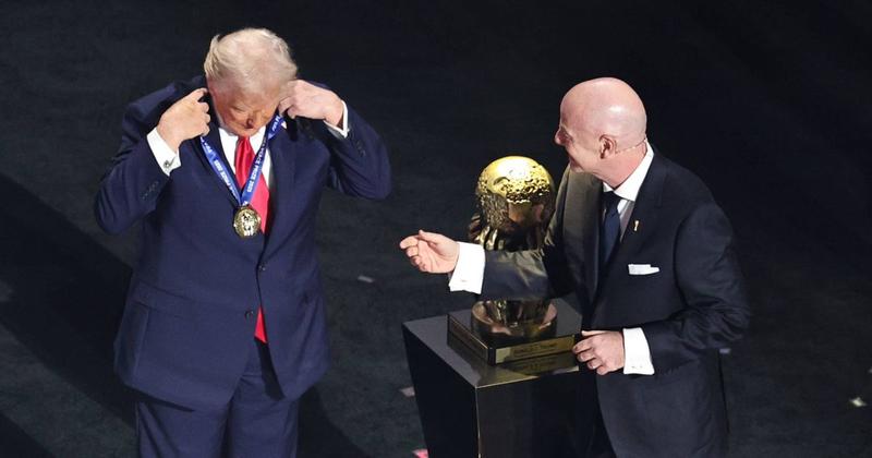 Dentro do ovo Kinder da FIFA estava a Paz