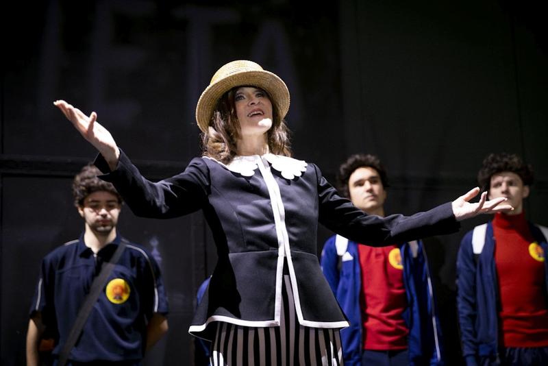 Die Volksbühne feiert mit Sophie Rois als Franziskus ein kommunistisches Krippenspiel