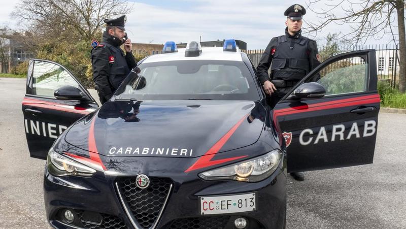 Lovere, via vai sospetto da un’abitazione: scoperto bazar della droga