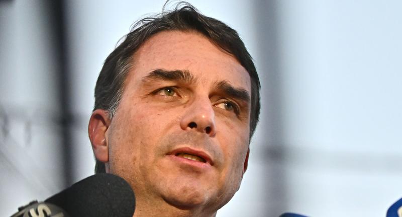 O candidato é Flávio Bolsonaro: aceita que dói menos!