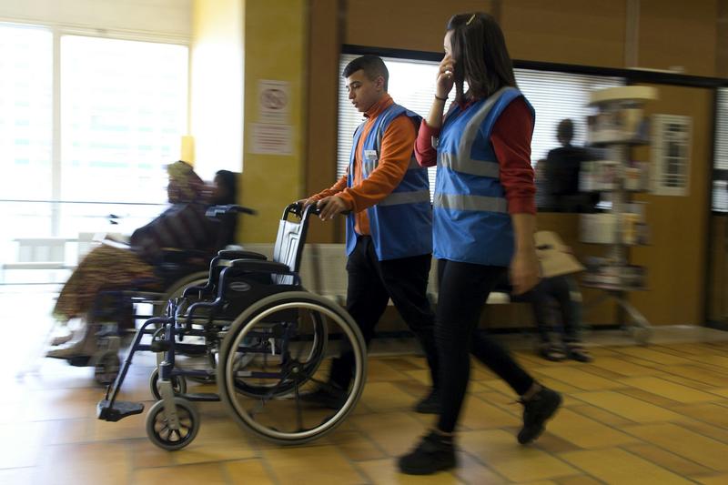 Apprentissage, service civique, stages… Les politiques d’insertion des jeunes, entre promesses d’embauche et faux espoirs Apprentissage, service civique, stages… Les politiques d’insertion des jeunes, entre promesses d’embauche et faux espoirs