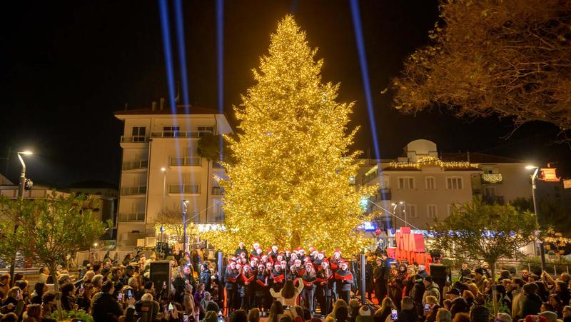Natale a Riccione, un tripudio di luci e folla per l’accensione dell’albero
