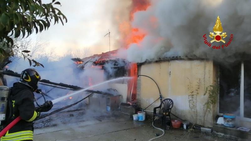 Capanno in fiamme a Mondolfo, pomeriggio di paura in via Primo Maggio
