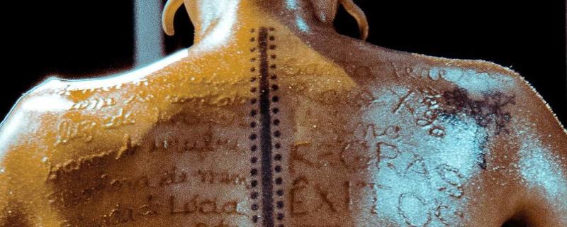 Artista Elton Panamby apresenta performances inusitadas no Sesc 24 de Maio, em São Paulo