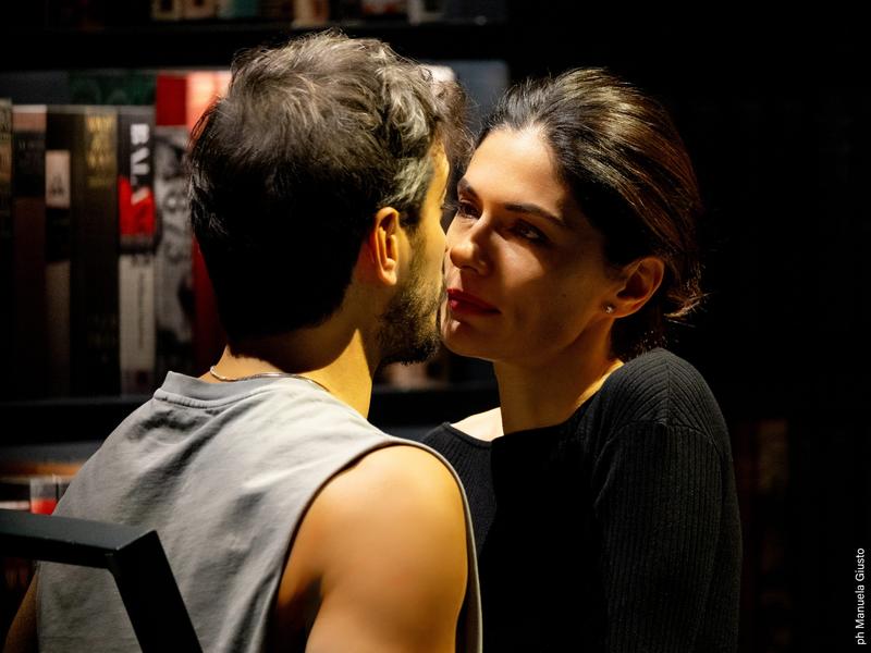 Scandalo: al Manzoni una storia d’amore, scambio e insegnamento Scandalo: al Manzoni una storia d’amore, scambio e insegnamento