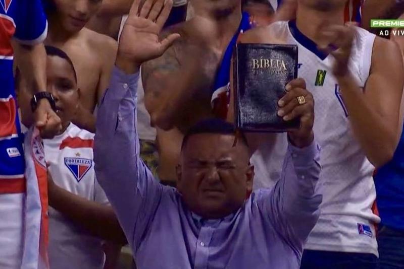 O romance proibido entre crentes e o futebol está virando casamento