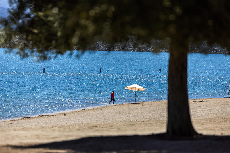 Man dies keeping son afloat after capsizing on California lake