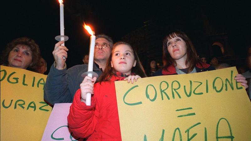 Il Paese delle mazzette. Libera: la corruzione dilaga. In un anno raddoppiati gli indagati / Il Paese delle mazzette. Libera: la corruzione dilaga. In un anno raddoppiati gli indagati /