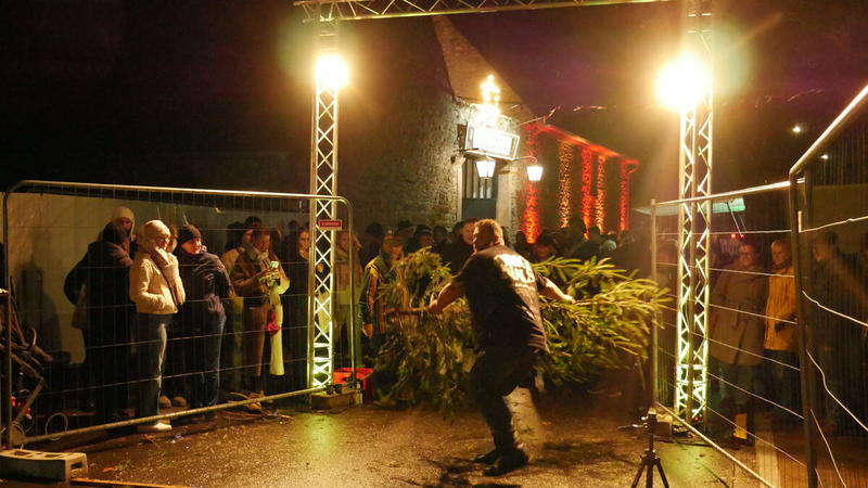 Premium Schwungvolle Eleganz sichert Sieg beim Weihnachtsbaumweitwurf Premium Schwungvolle Eleganz sichert Sieg beim Weihnachtsbaumweitwurf