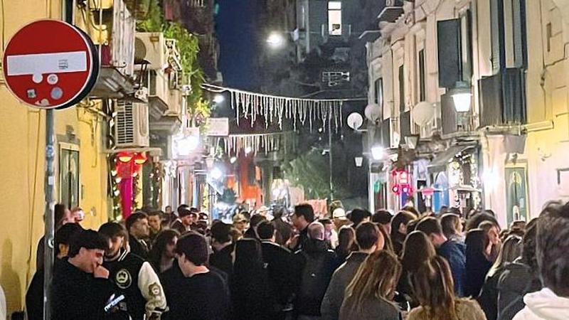 Movida a Chiaia, prove tecniche di Vigilia: caos per il brindisi dellâImmacolata Movida a Chiaia, prove tecniche di Vigilia: caos per il brindisi dellâImmacolata