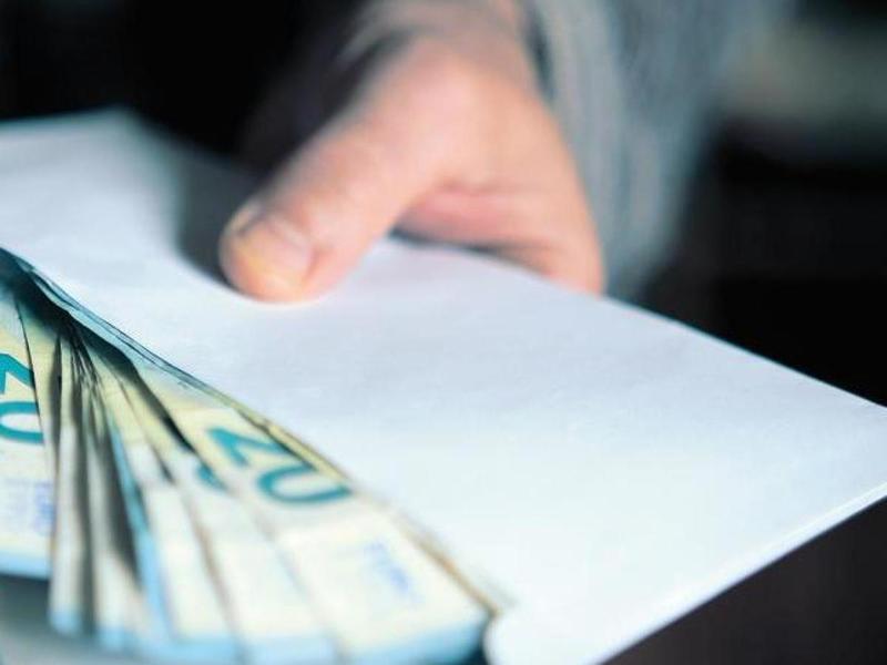 Corruzione, record di indagati in Campania: tangenti anche per falsi certificati al Comune Corruzione, record di indagati in Campania: tangenti anche per falsi certificati al Comune