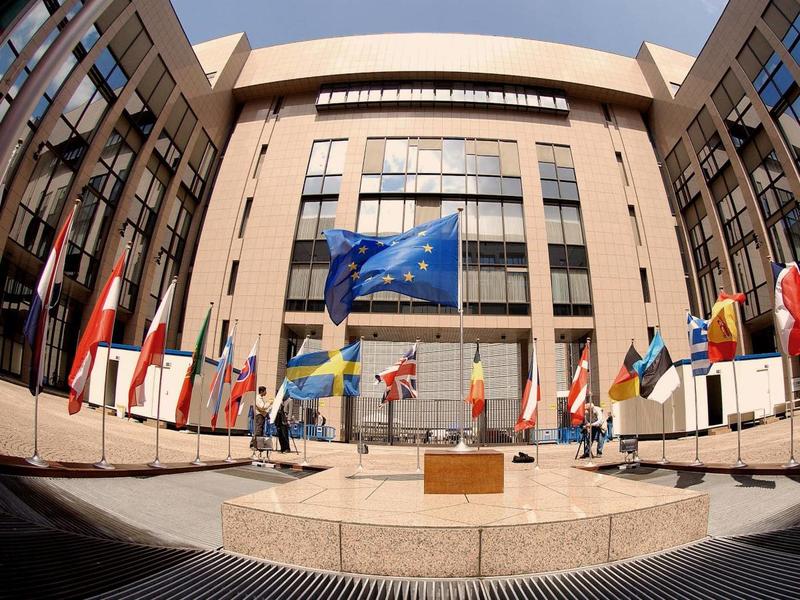 L'Europa? Si sta già uccidendo da sola L'Europa? Si sta già uccidendo da sola