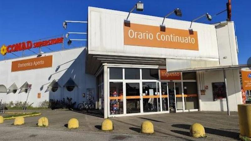 Colpo al supermercato Conad di Gussago: così in 4 minuti i ladri hanno sradicato la cassaforte Colpo al supermercato Conad di Gussago: così in 4 minuti i ladri hanno sradicato la cassaforte