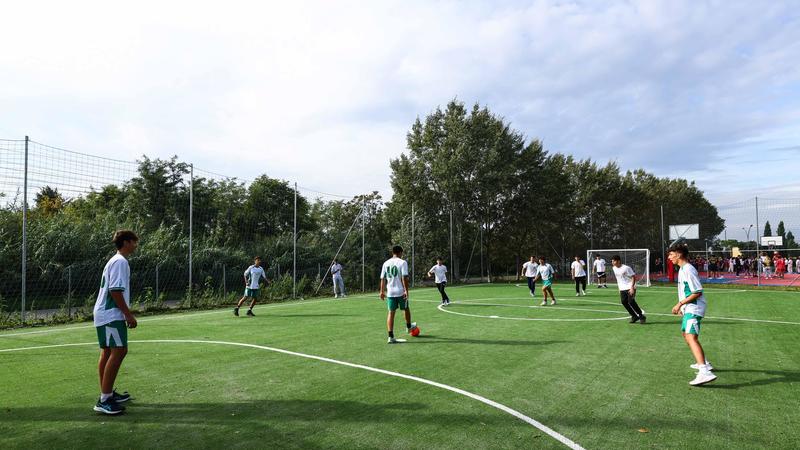 È in malattia ma gioca a calcetto. La Questura lo multa e lui ricorre: “Per lo sport le mani non servono”