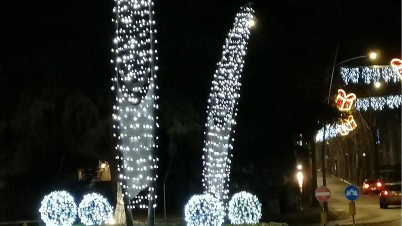 Il Natale delle gaffe: tocca a Gabicce con le luminarie a luci rosse