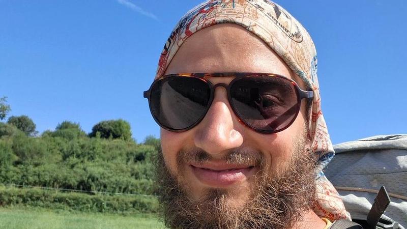 Il restauratore diventa pellegrino: 29enne fa 3.400 chilometri a piedi